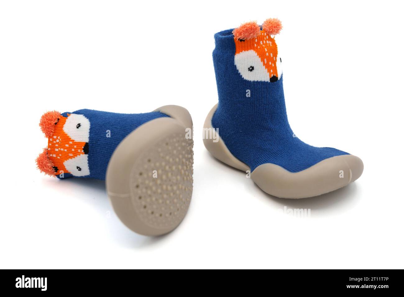 Un paio di graziose scarpe blu per bambini con volpe da cartone animato per i primi passi isolati su sfondo bianco Foto Stock