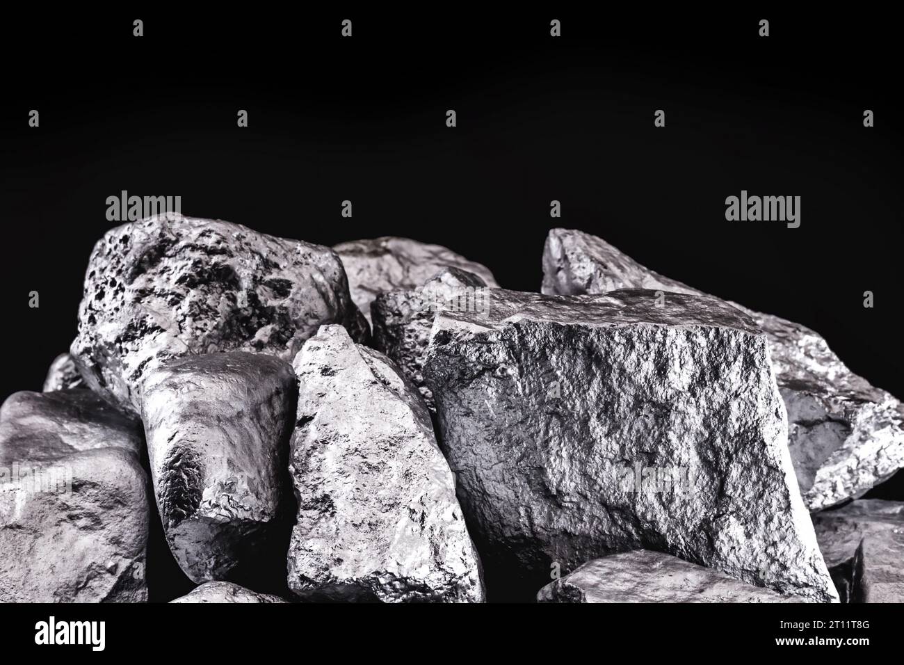 pezzo di argento o platino sul pavimento in pietra, su sfondo nero. Esporta minerale dal Sud africa Foto Stock