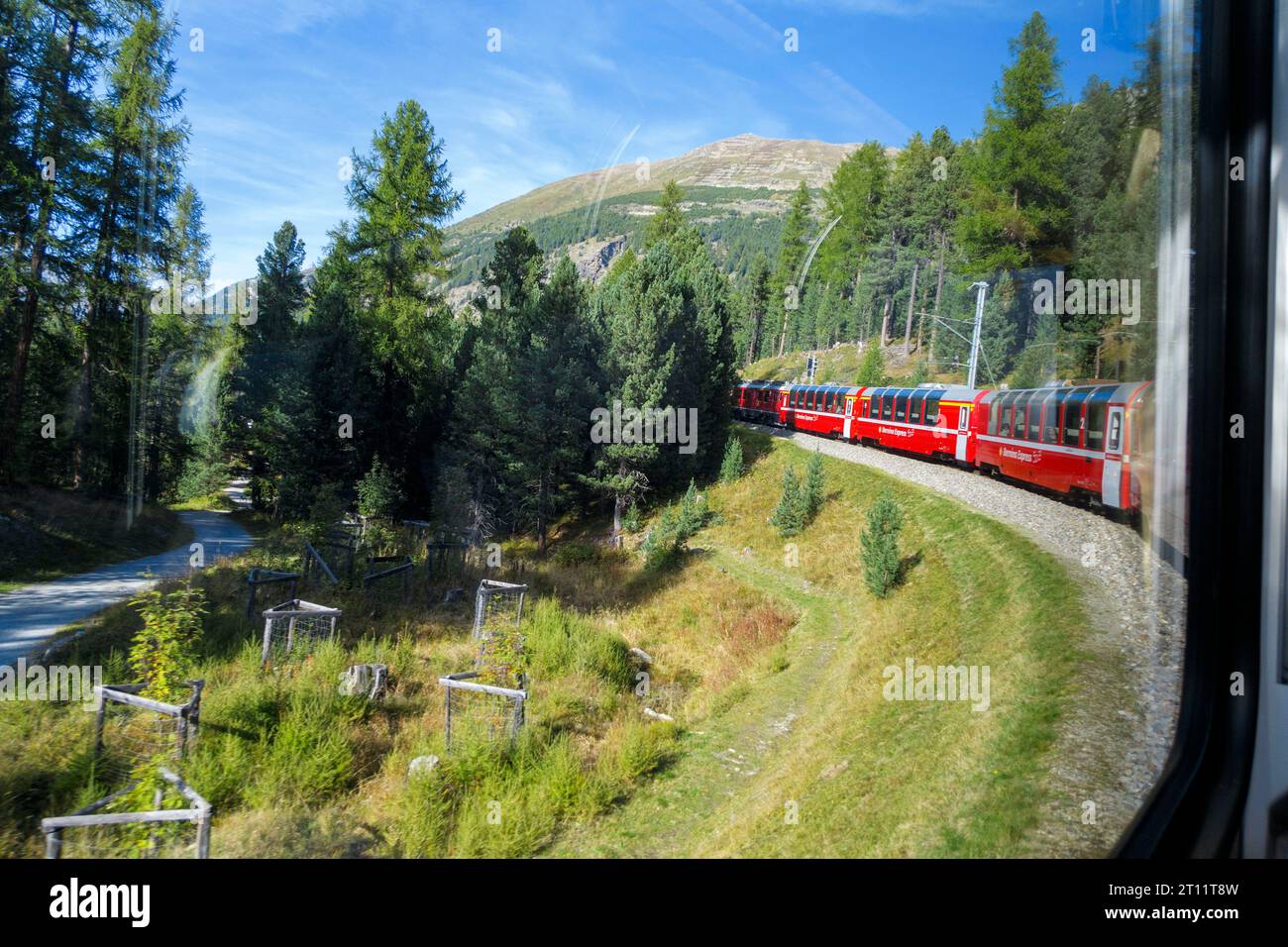 Vista dall'interno del treno Bernina Express in Svizzera, Europa Foto Stock