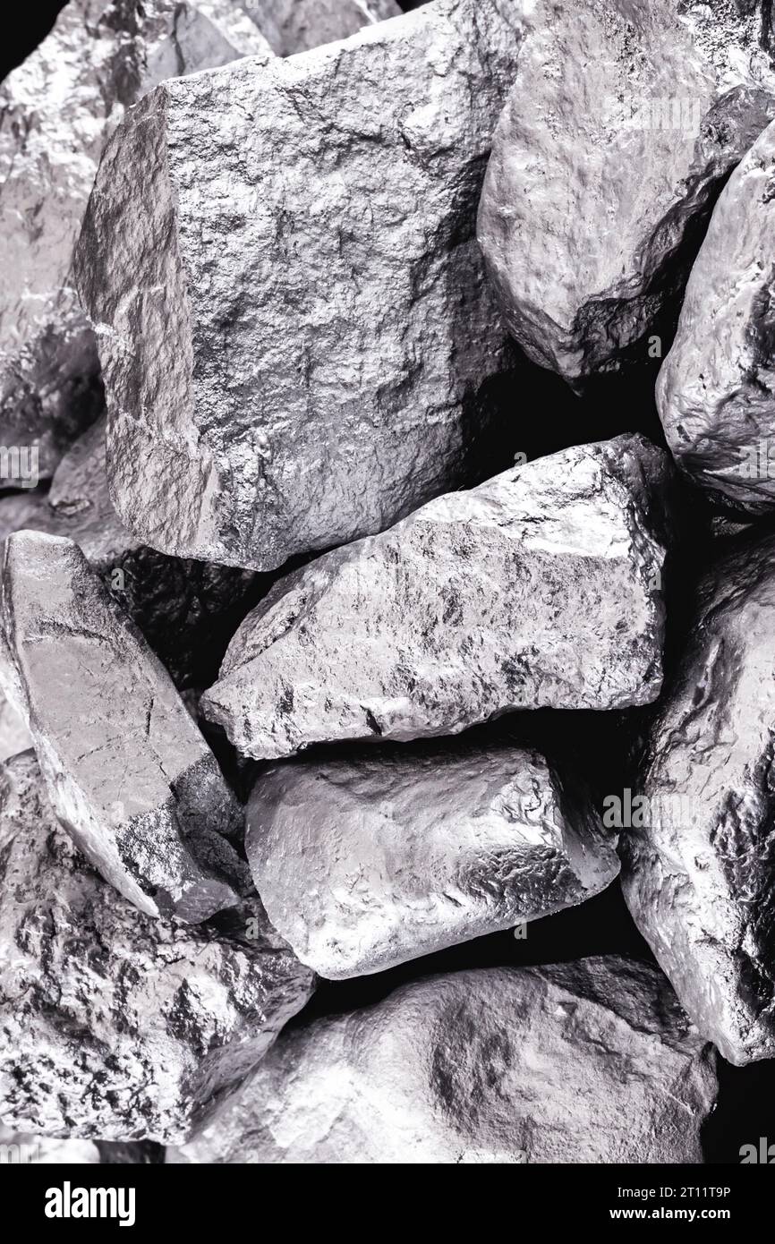 pezzo di argento o platino sul pavimento in pietra, su sfondo nero. Esporta minerale dal Sud africa Foto Stock