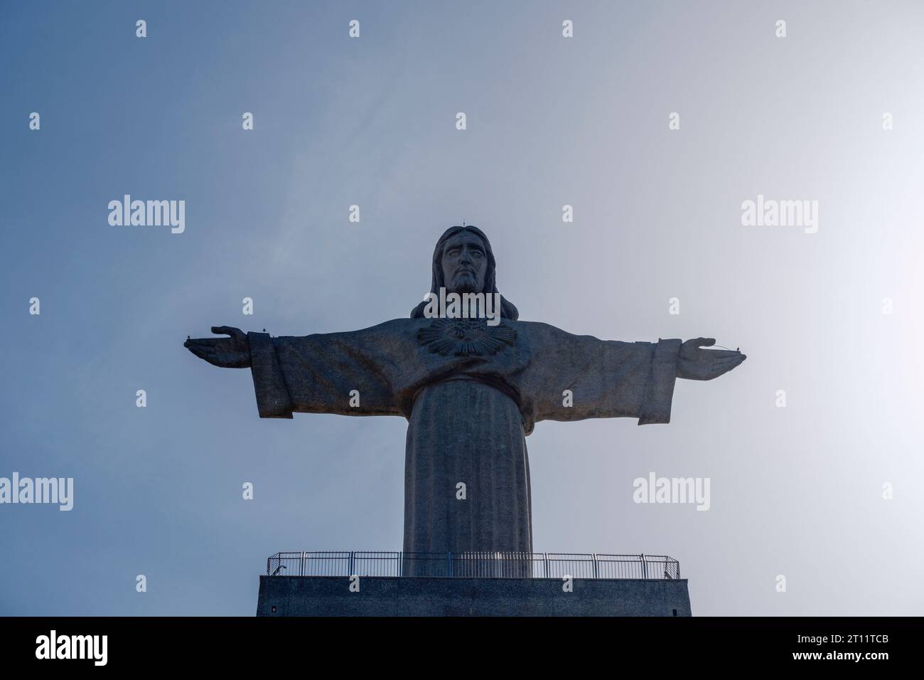 Il Santuario di Gesù Cristo Re, noto anche come Cristo Rei, statua di Gesù Cristo cattolico, si affaccia sulla città di Lisbona ad Almada, Portogallo Foto Stock