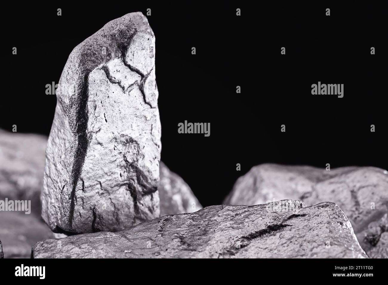 pietra di cobalto ruvida, estratta dall'africa. Attività estrattive pesanti. Foto Stock