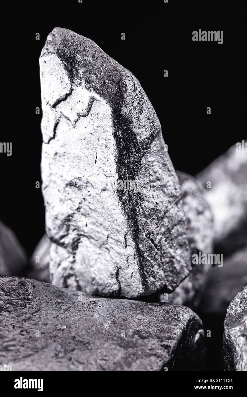 pietra di cobalto ruvida, estratta dall'africa. Attività estrattive pesanti. Foto Stock