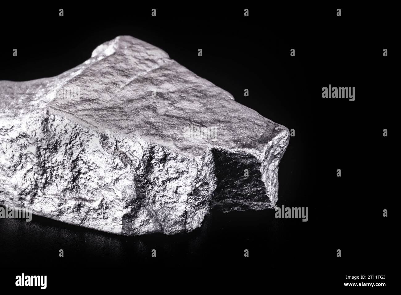 pietra di cobalto ruvida, estratta dall'africa. Attività estrattive pesanti. Foto Stock