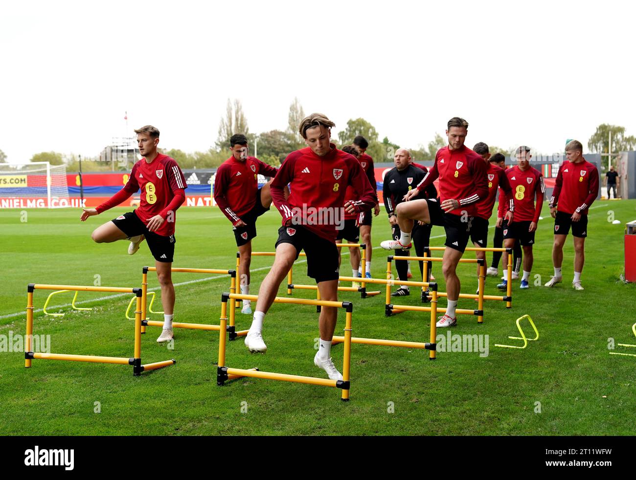 Charlie Savage (centro) del Galles durante una sessione di allenamento presso l'ippodromo Stok di Wrexham. Data immagine: Martedì 10 ottobre 2023. Foto Stock