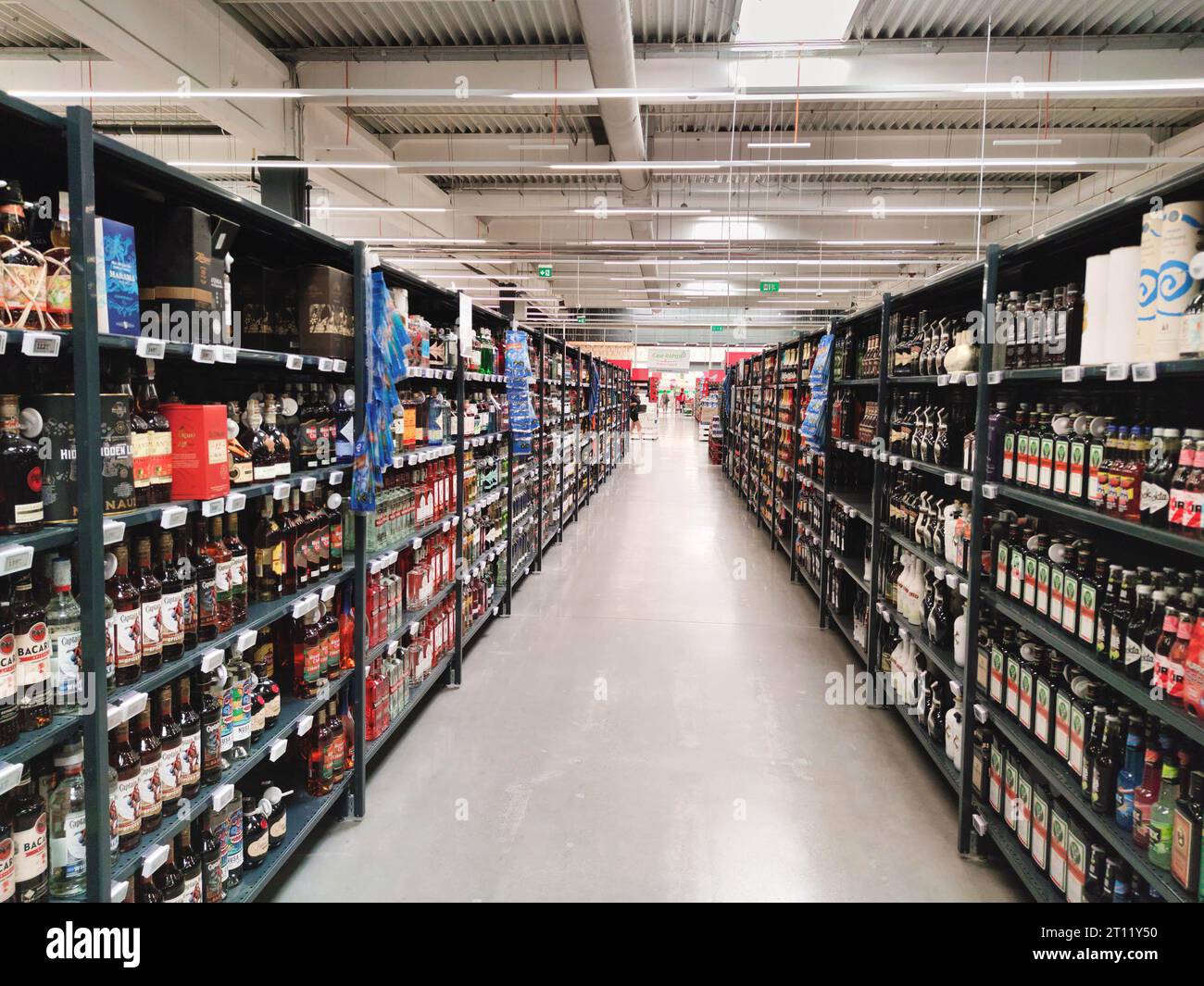 Corridoio dello shopping in un supermercato con solo bevande alcoliche. Foto Stock