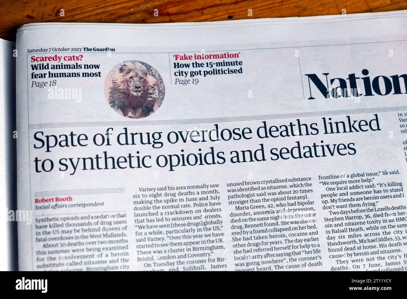 "Ondata di overdose di droga morti legate a oppioidi sintetici e sedativi" titolo del quotidiano Guardian droga aumento articolo 7 ottobre 2023 Londra Regno Unito Foto Stock