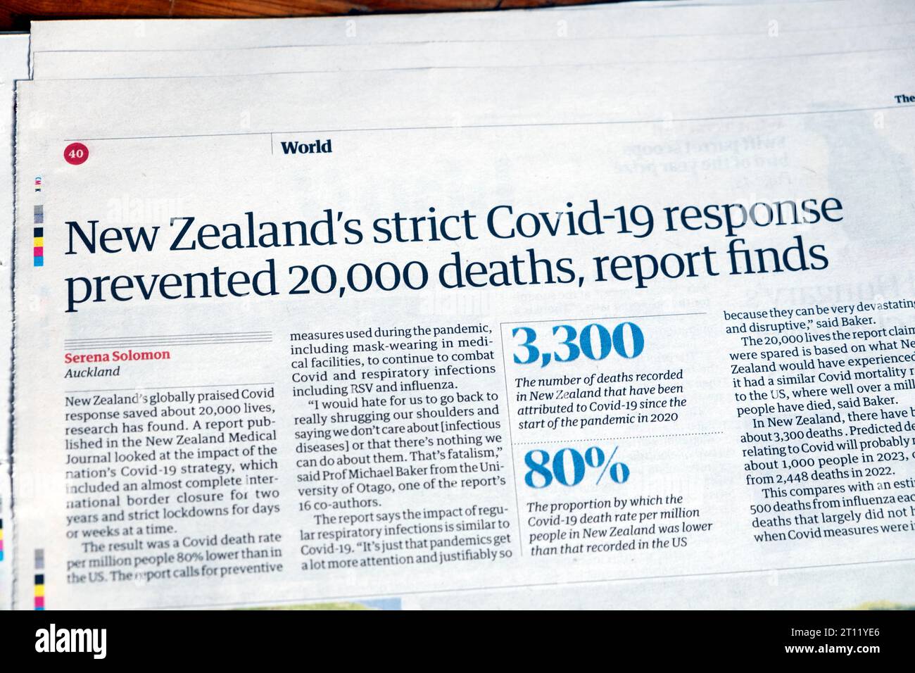 "La risposta rigorosa di New Zeland 's Covid-19 ha impedito 20.000 morti, report Finds" quotidiano Guardian Headline Pandemic articolo 7 ottobre 2023 Londra Regno Unito Foto Stock