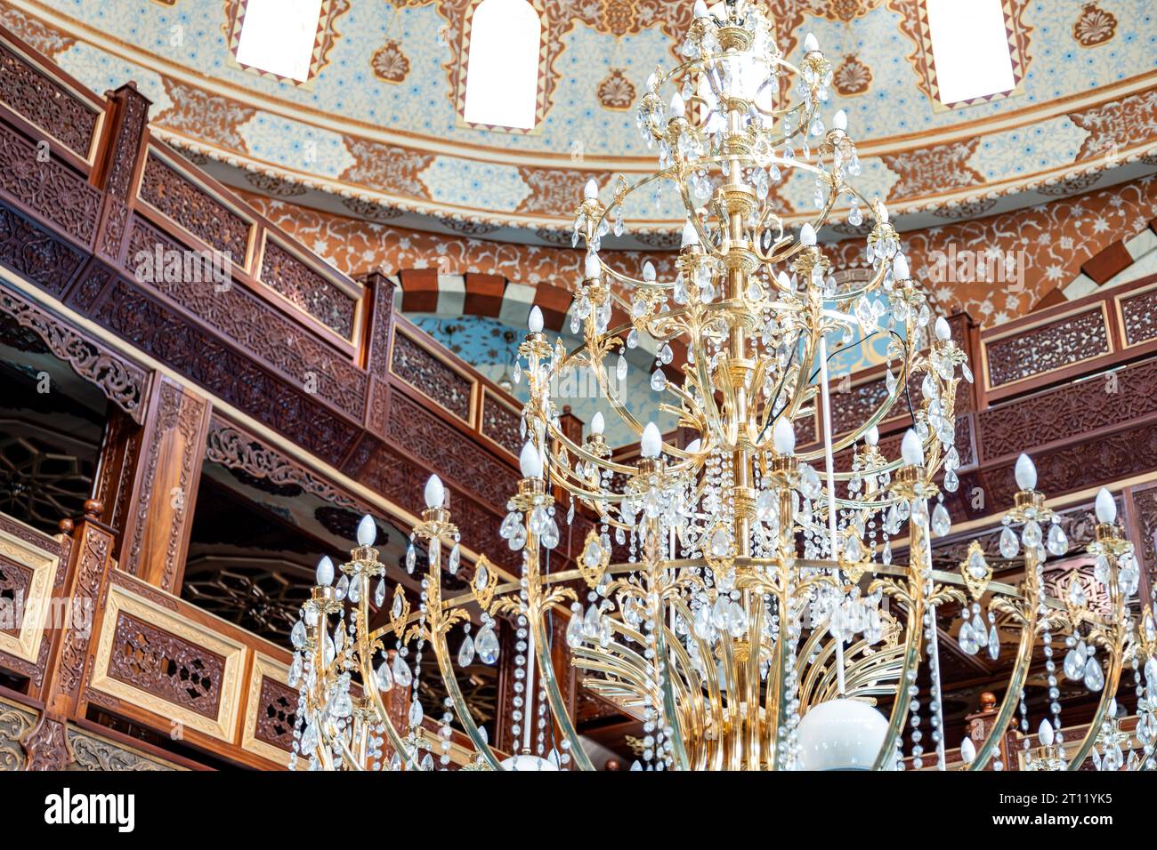 Lampadario dorato nella moschea musulmana utilizzato per illuminare e decorare la moschea e la cupola Foto Stock