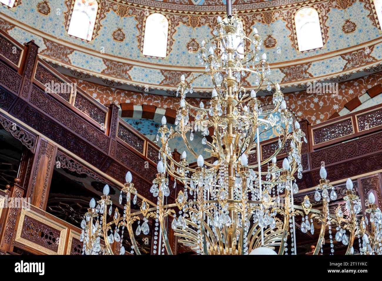 Lampadario dorato nella moschea musulmana utilizzato per illuminare e decorare la moschea e la cupola Foto Stock