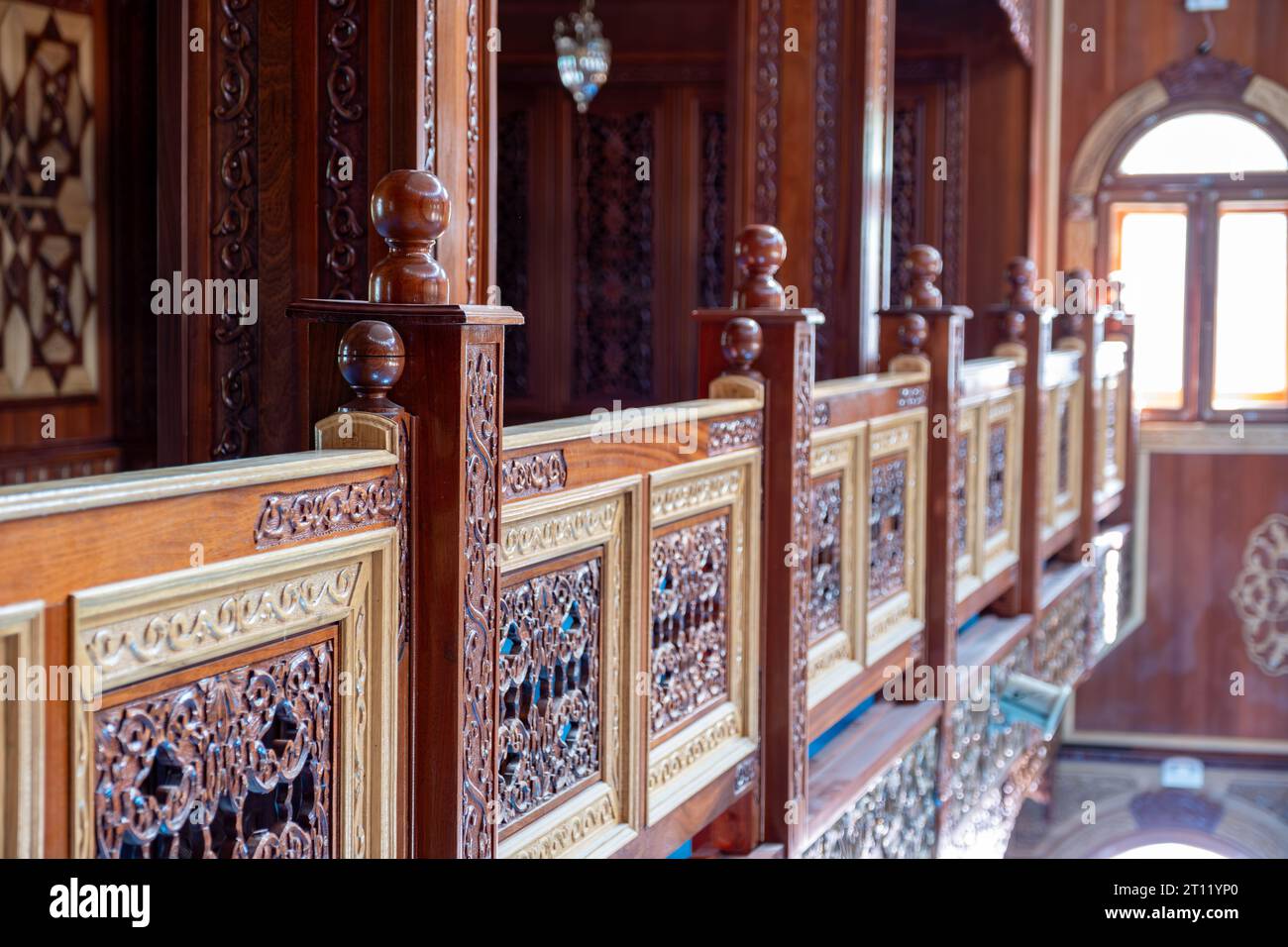 parete masjid o barriera per il secondo piano con ornamenti in legno arabo Foto Stock