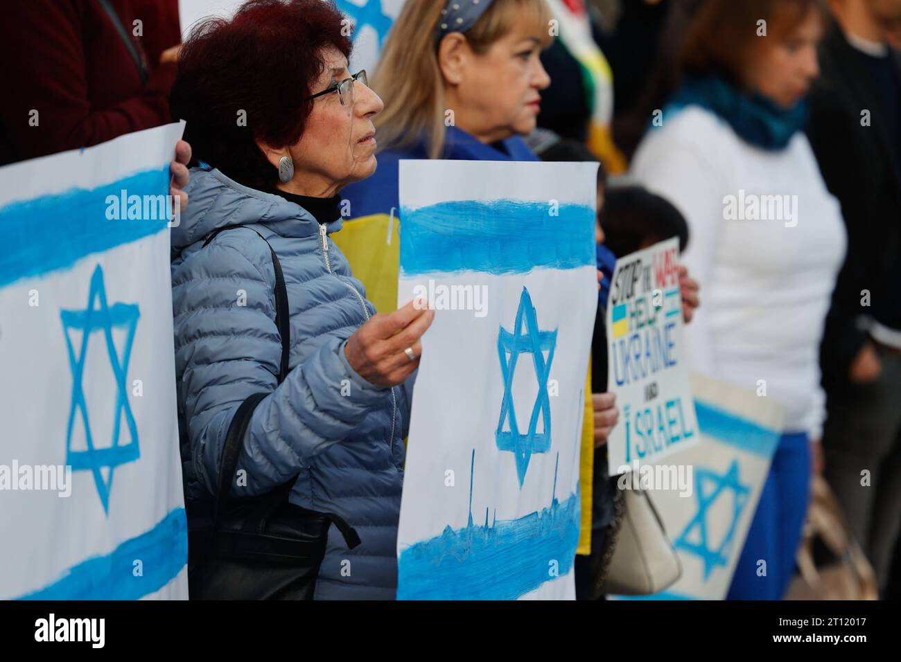 Israele Solidaritätskundgebung am Alten Markt AM 10.10.23 a Potsdam. Israel Kundgebung am Alten Markt a Potsdam *** Israele rally solidale al Vecchio mercato il 10 10 23 a Potsdam Israel rally al Vecchio mercato di Potsdam credito: Imago/Alamy Live News Foto Stock