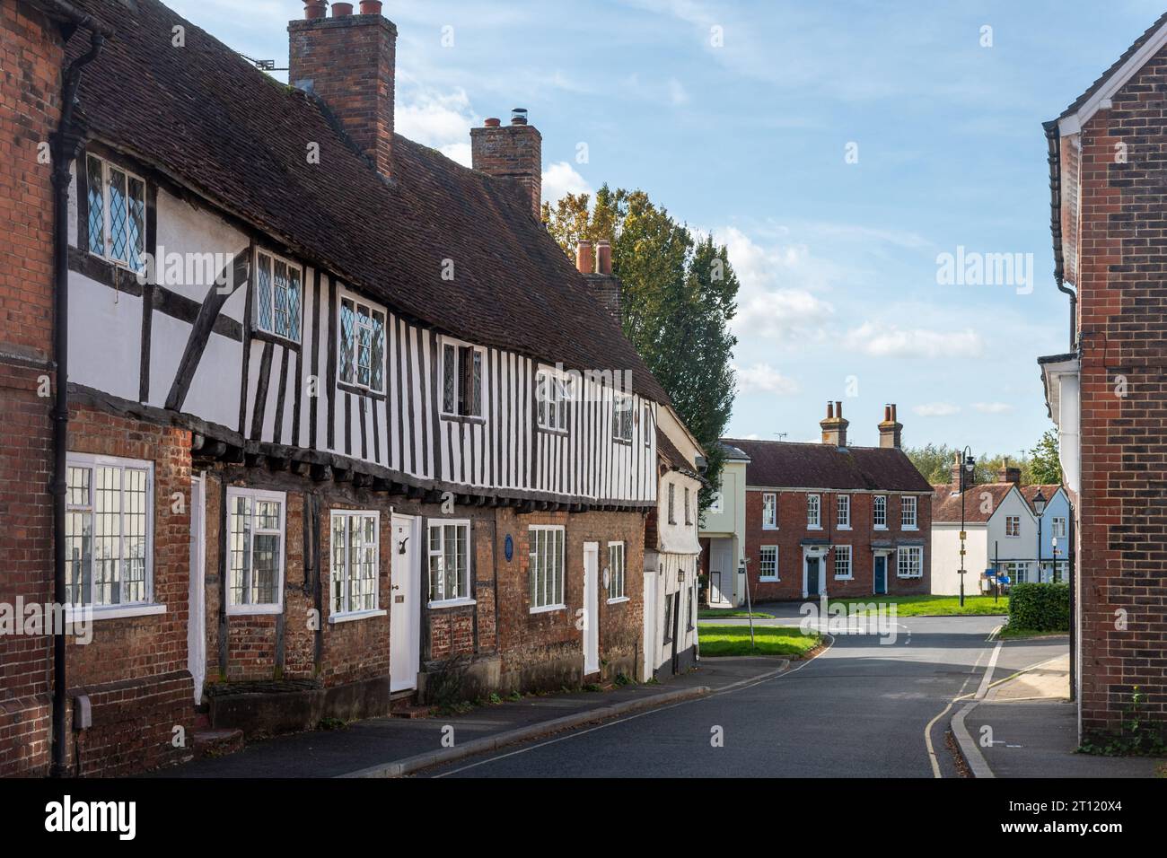 Incantevoli cottage storici di secondo grado a Sheep Street, Petersfield, Hampshire, Inghilterra, Regno Unito. 20-24 Sheep Street in legno incorniciato da grondaie a strapiombo Foto Stock