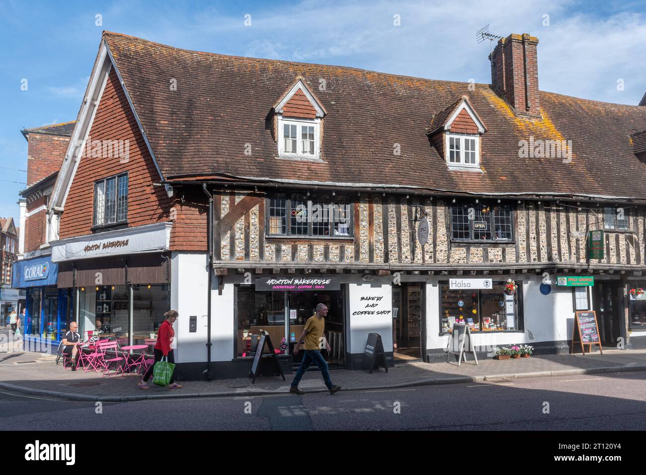 Edificio storico in legno del XVI secolo, ex cottage, ora negozi e aziende, The Square, Petersfield, Hampshire, Inghilterra, REGNO UNITO Foto Stock