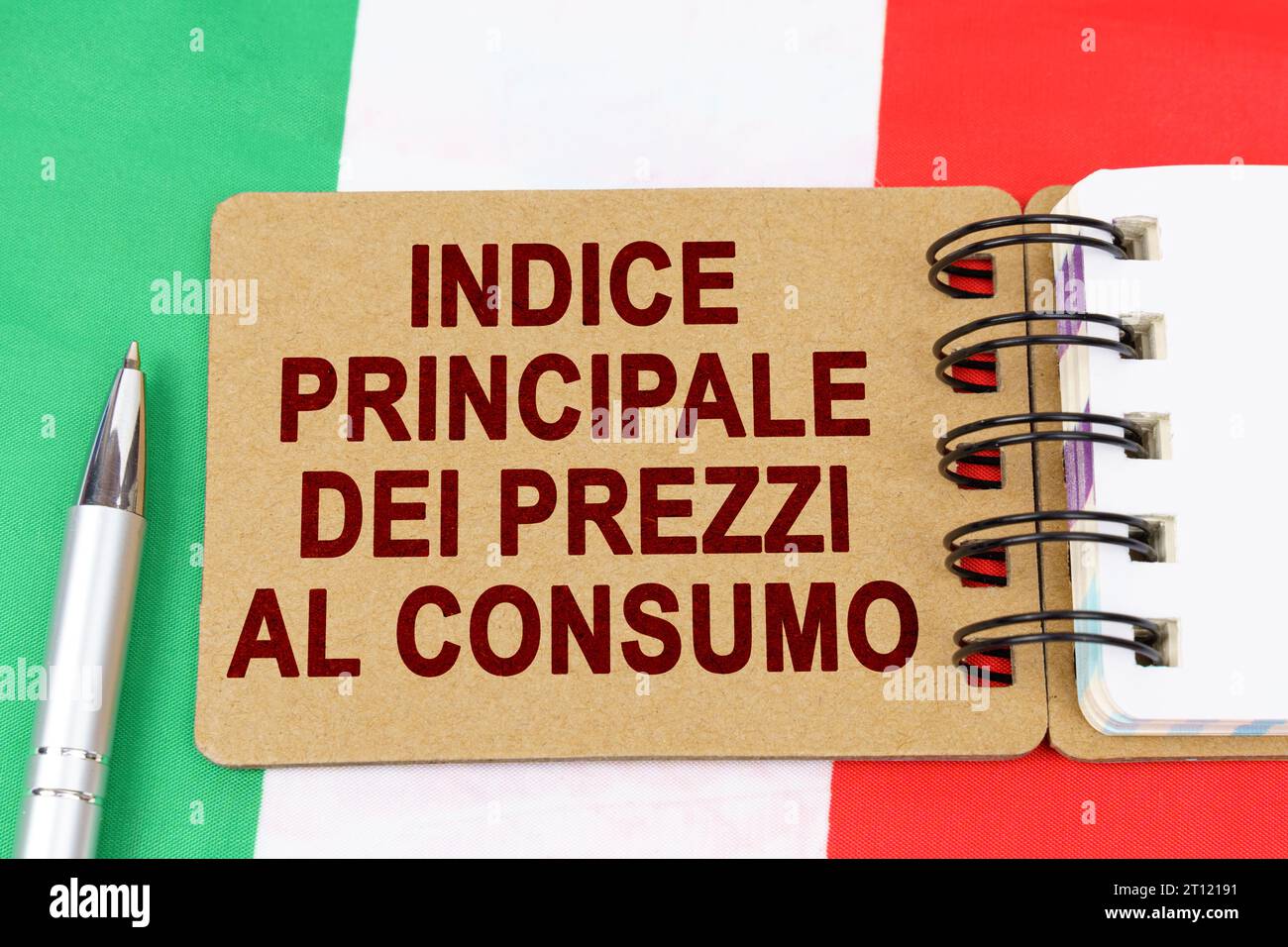 Economia e finanza. Sulla bandiera dell'Italia si trova una penna e un quaderno con l'iscrizione - Core Consumer Price Index. Testo in italiano. Foto Stock