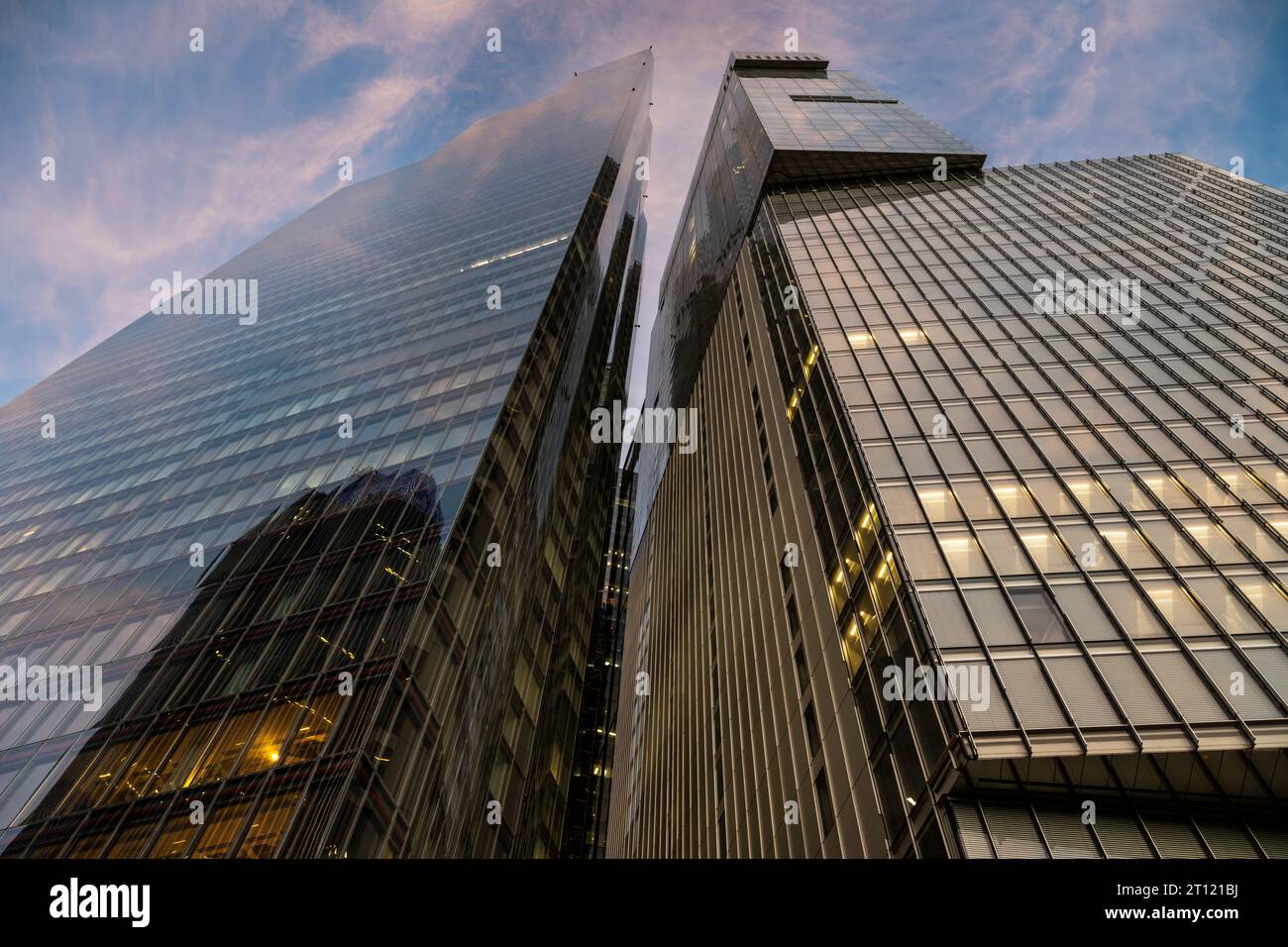 Londra, Regno Unito: Guardando i grattacieli di 22 Bishopsgate o TwentyTwo (a sinistra) e 8 Bishopsgate (a destra) in .with pin Foto Stock