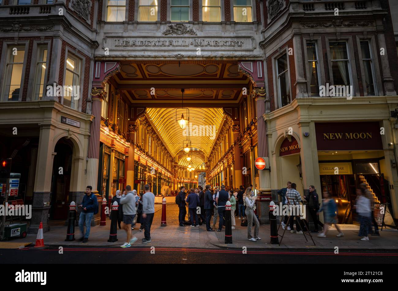 Londra, Regno Unito: Il vecchio mercato di Leadenhall nella City di Londra la sera. La gente si gode un drink fuori dal pub New Moon. Foto Stock
