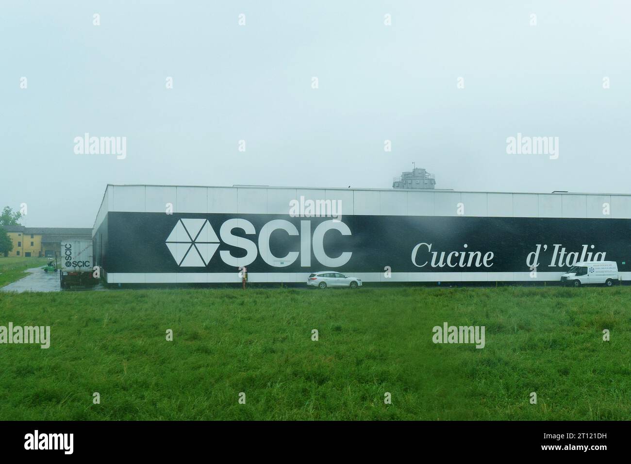 Parma, Italia - 10 maggio 2023: Facciata di un edificio industriale per un'azienda manifatturiera di mobili - SCIC. Foto Stock