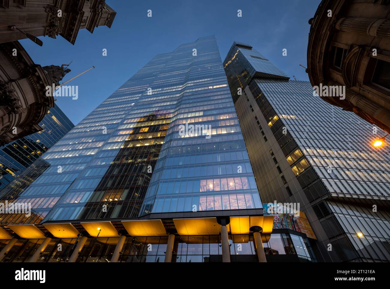 Londra, Regno Unito: 22 Bishopsgate o TwentyTwo e 8 Bishopsgate nella città di Londra al crepuscolo con luci da ufficio. Guardando in alto dal basso. Foto Stock