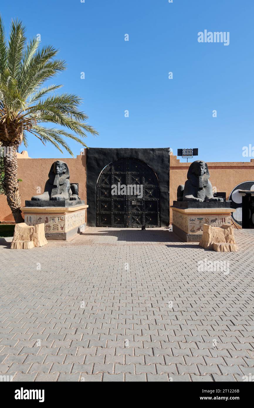 Ouarzazate, Marocco - 10 ottobre 2023: Uno degli ingressi presieduti da due Sfingi egiziane degli studi cinematografici Atlas Studios di Ouarzazate Mor Foto Stock