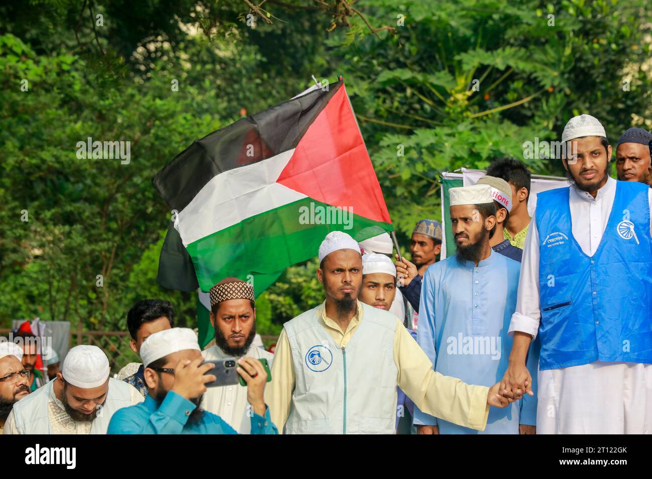 Dhaka, Bangladesh. 10 ottobre 2023. I sostenitori di Islami Andolon Bangladesh si riuniscono in una processione di dimostrazione contro l'aggressione israeliana in Palestina e attacco ai musulmani, dopo l'attacco a sorpresa di Hamas, a Dacca, Bangladesh, il 10 ottobre 2023. (Immagine di credito: © Suvra Kanti Das/ZUMA Press Wire) SOLO USO EDITORIALE! Non per USO commerciale! Foto Stock