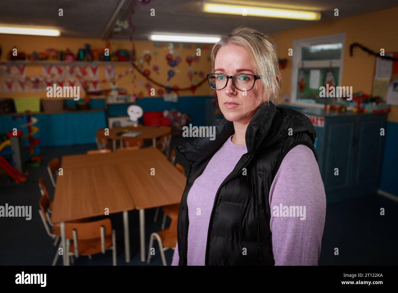 Eleanor Clerkin, una madre di tre figli della Co Louth, al TIR na Nog Children care, Louth Village, ha affermato che il costo dell'assistenza all'infanzia è superiore al loro mutuo, e ha detto che un taglio delle tasse dei fornitori di programmi nazionali di assistenza all'infanzia nel bilancio 2024 sarebbe di grande aiuto. Foto Stock