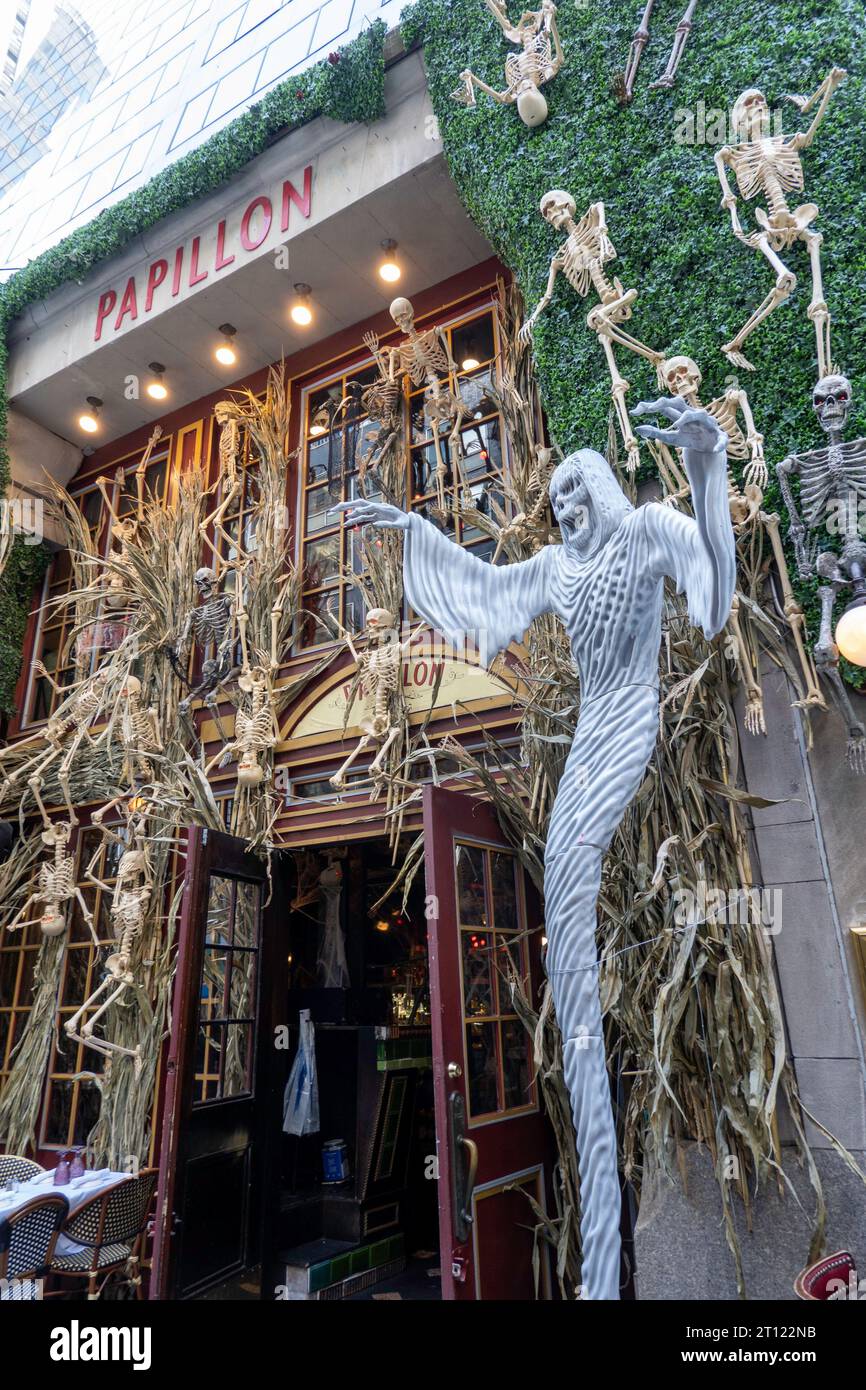 Papillon è un ristorante con decorazioni di Halloween, 2023, USA, New York Foto Stock