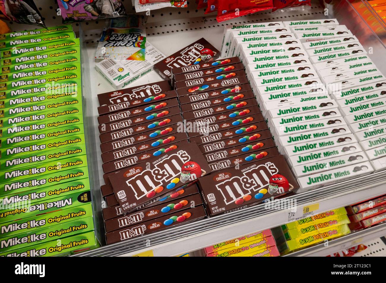 Sacchetti di snack e biscotti, riempite gli scaffali durante le vendite di Halloween. 2023, Stati Uniti. Foto Stock
