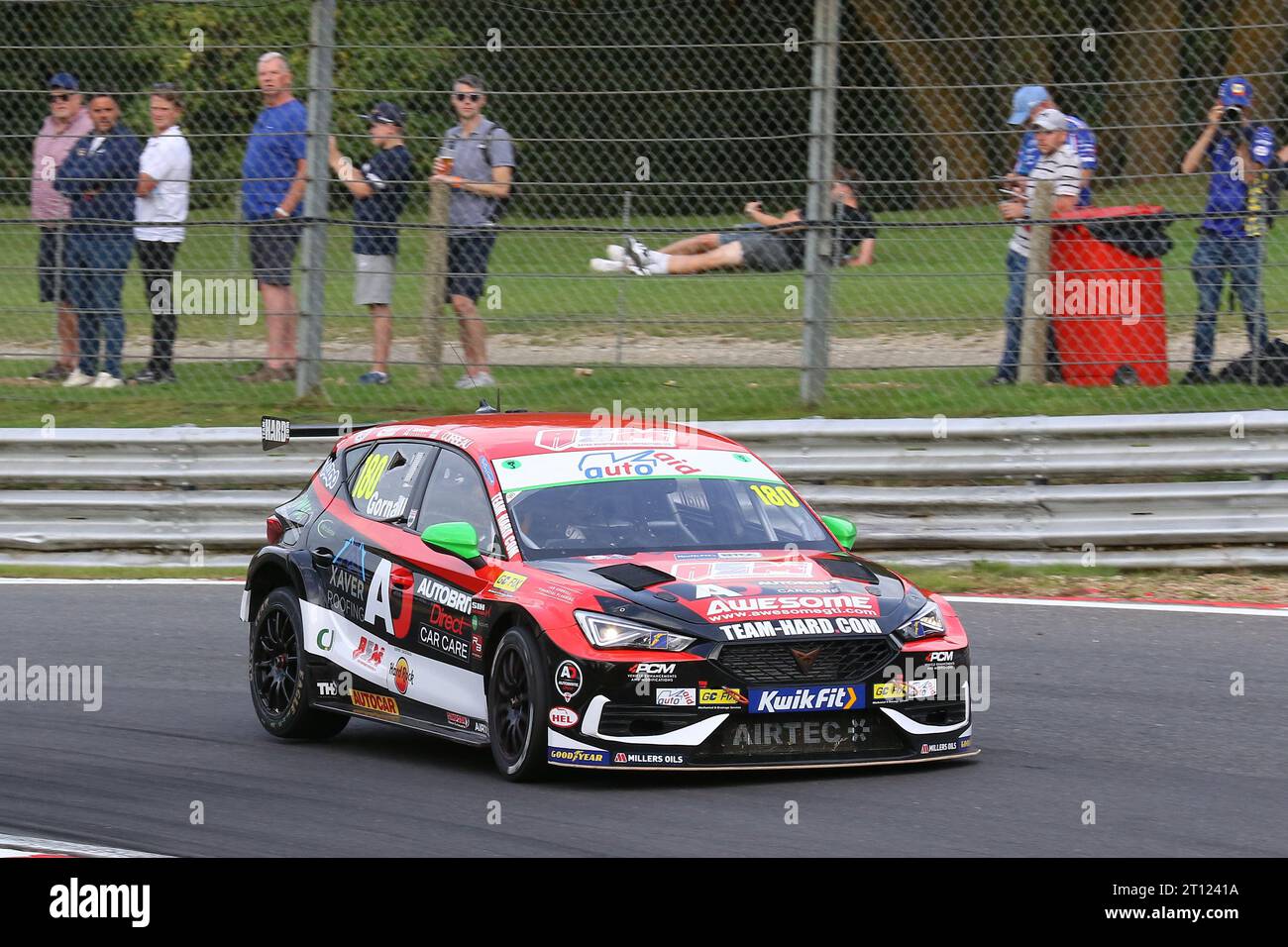 James Gornall - Autobrite Direct con oli di fresatura e Team Hard - guida Cupra Leon numero 180 nel BTCC 2023 a Brands Hatch nell'ottobre 2023 Foto Stock