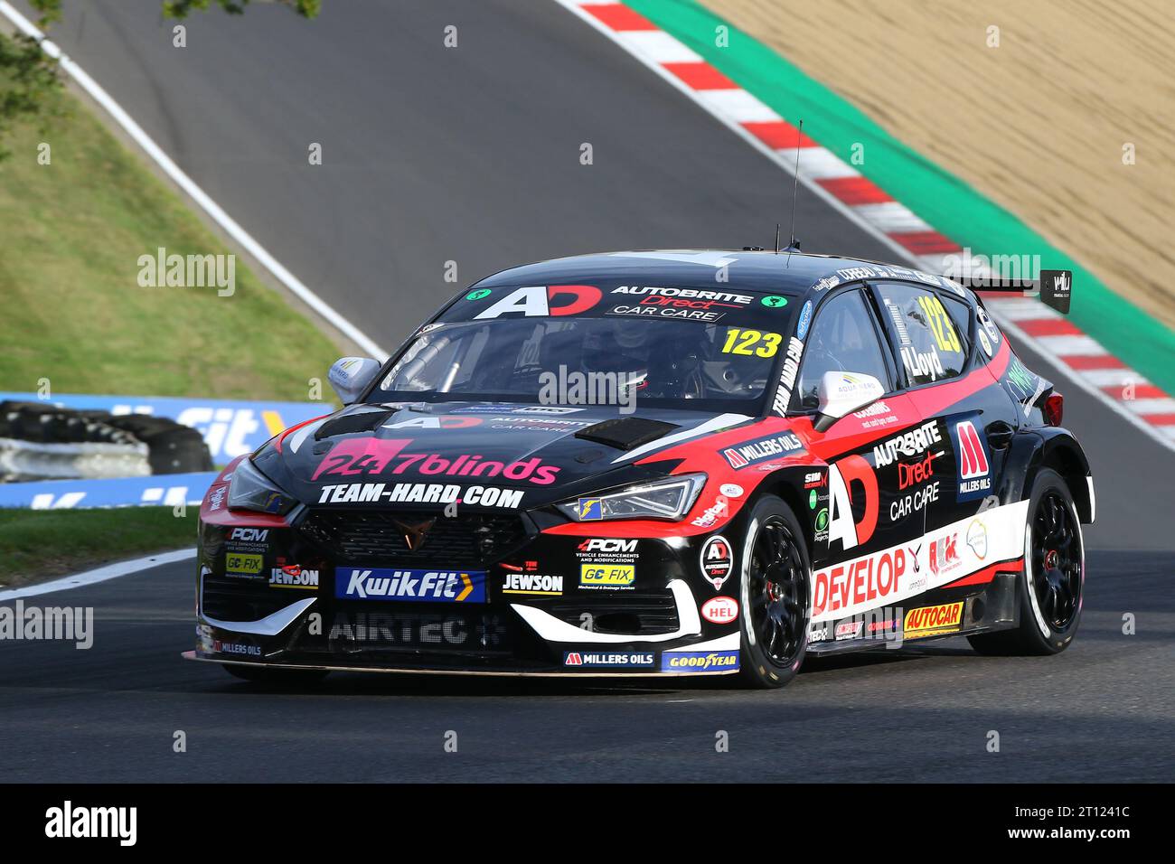 Dan Lloyd - Autobrite Direct con oli Millers e Team Hard - guida Cupra Leon numero 123 nel BTCC 2023 a Brands Hatch nell'ottobre 2023 Foto Stock