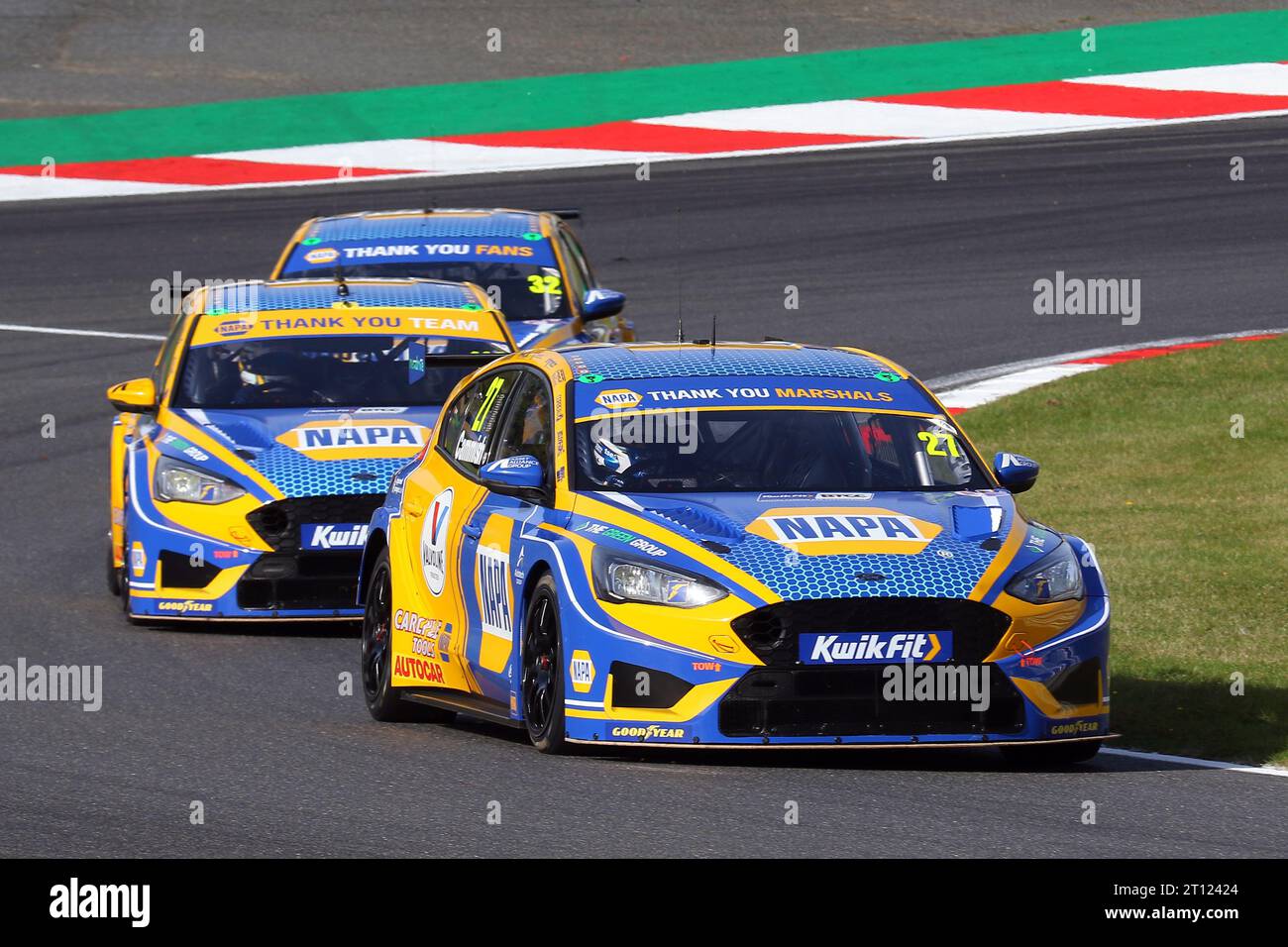 Tiro di gruppo di tre vetture Napa Racing UK guidate da Dan Cammish al BTCC 2023 a Brands Hatch nell'ottobre 2023 Foto Stock