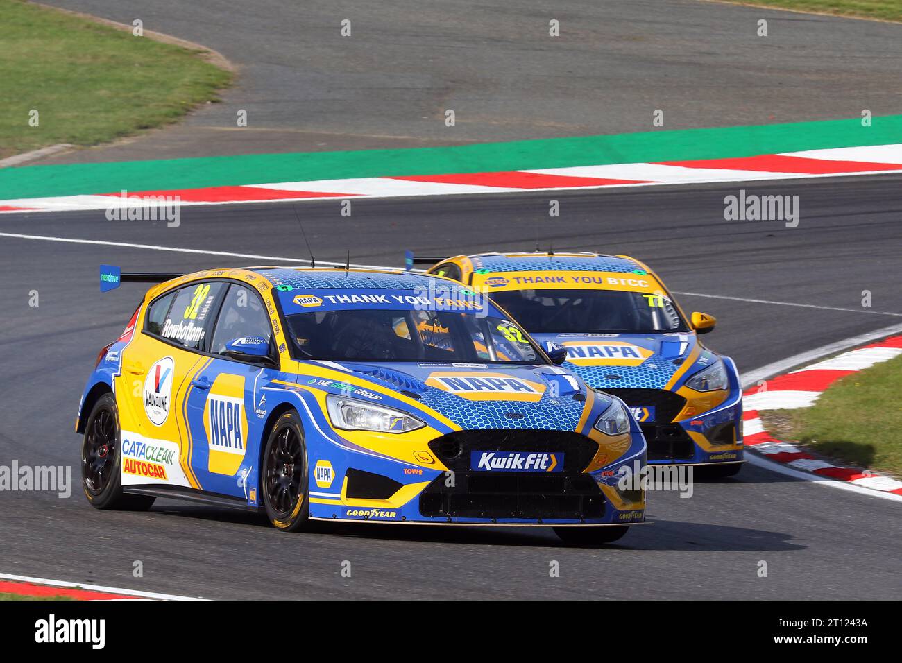 Daniel Rowbottom - Napa Racing UK - alla guida della Ford Focus ST numero 32 nel BTCC 2023 a Brands Hatch nell'ottobre 2023 Foto Stock