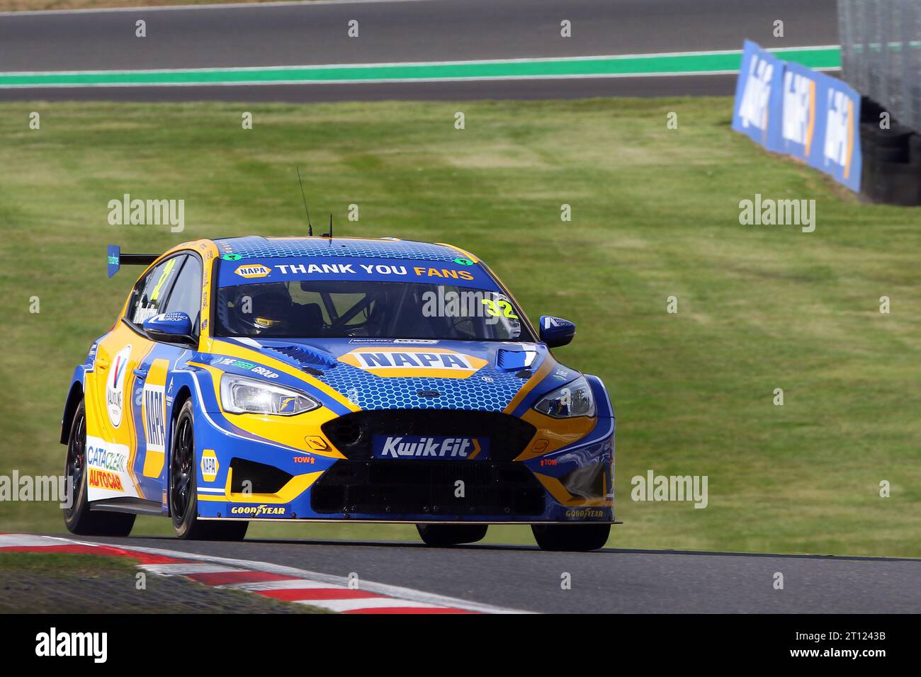 Daniel Rowbottom - Napa Racing UK - alla guida della Ford Focus ST numero 32 nel BTCC 2023 a Brands Hatch nell'ottobre 2023 Foto Stock