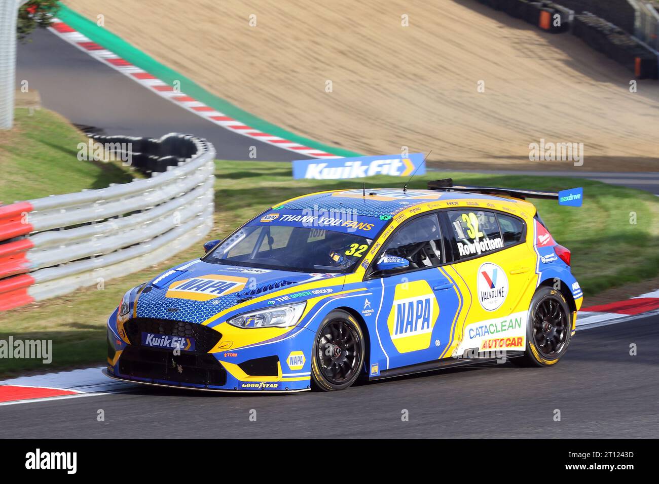Daniel Rowbottom - Napa Racing UK - alla guida della Ford Focus ST numero 32 nel BTCC 2023 a Brands Hatch nell'ottobre 2023 Foto Stock