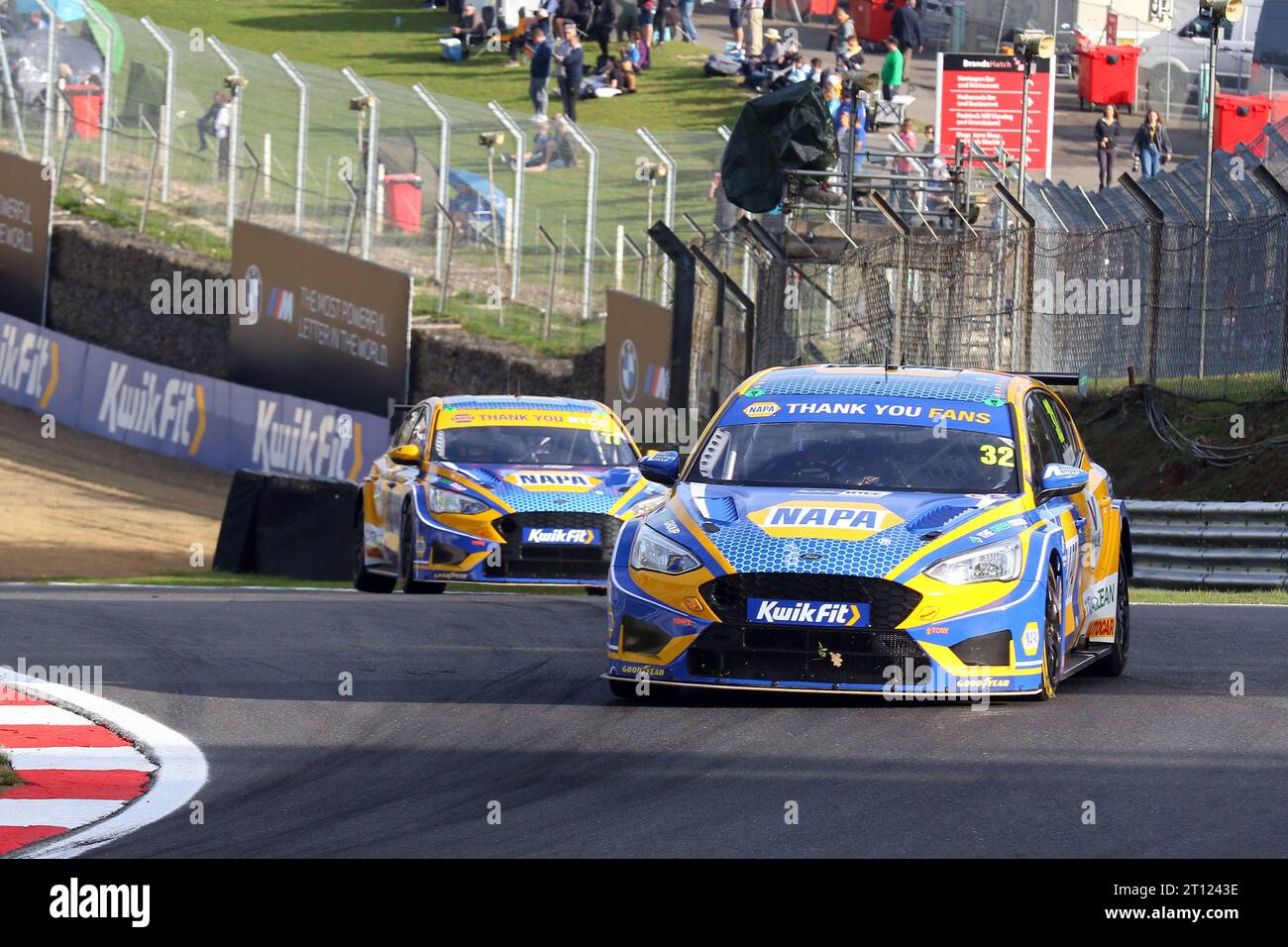Daniel Rowbottom - Napa Racing UK - alla guida della Ford Focus ST numero 32 nel BTCC 2023 a Brands Hatch nell'ottobre 2023 Foto Stock