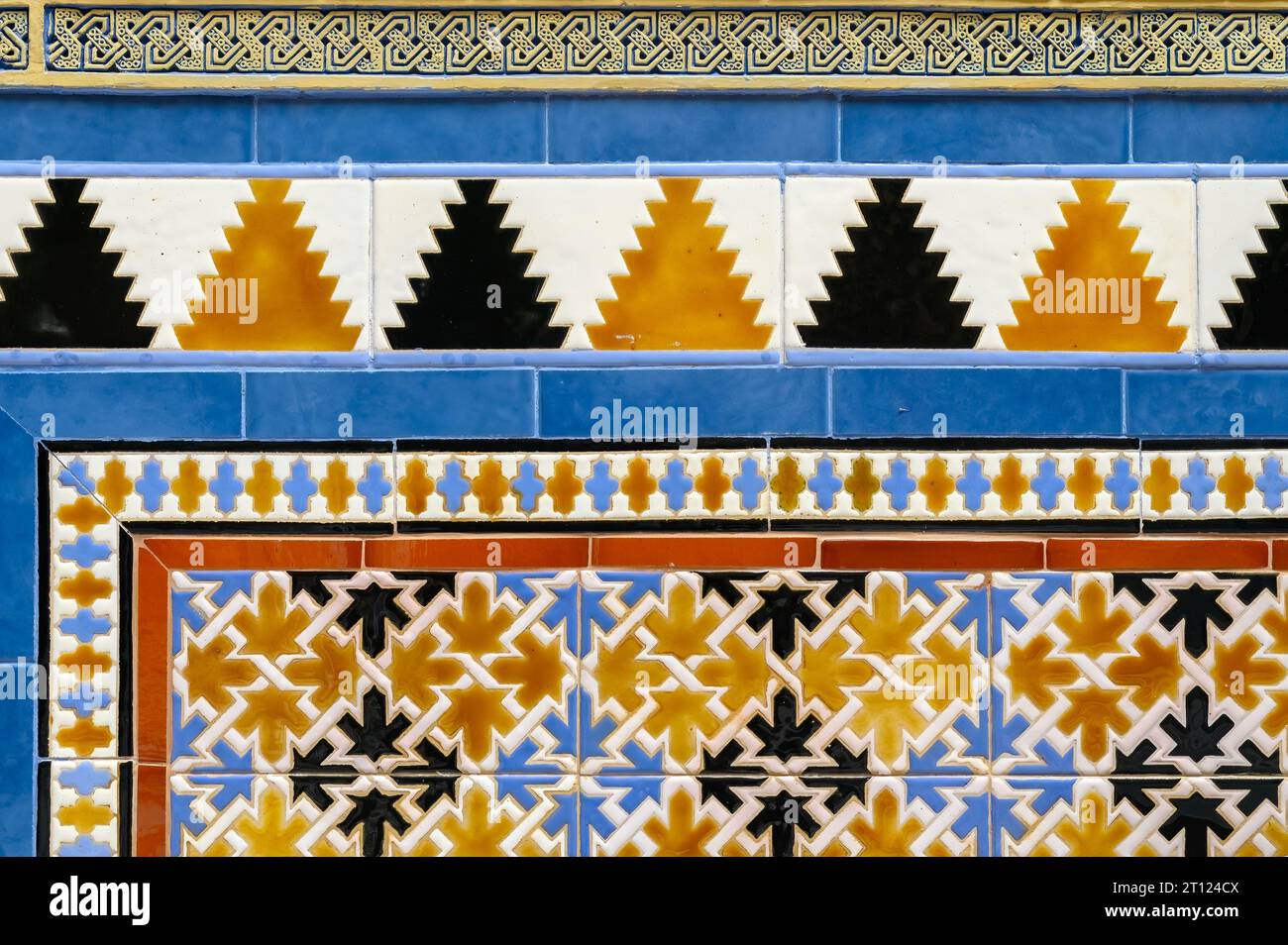 Bellissime piastrelle multicolore decorano un'antica parete all'interno del famoso edificio. Caratteristiche o dettagli architettonici Foto Stock