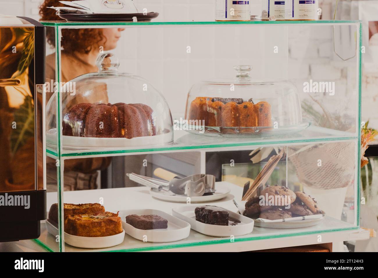 bancone di dolci e dolci in un bar Foto Stock