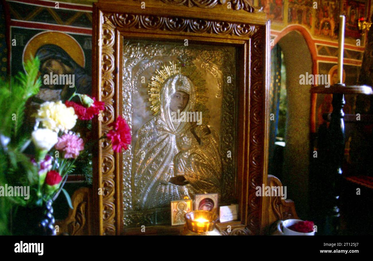 Contea di Arges, Romania, 1999. Un'icona bizantina del XIX secolo raffigurante la madre di Dio con il Santo bambino nel monastero di Cetatuia Negru-Voda, considerata un'icona miracolosa. Foto Stock