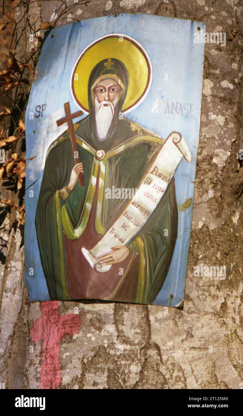 Contea di Arges, Romania, 1999. Dipinto di un santo sul sentiero che sale verso il monastero di Cetatuia Negru-Voda. Foto Stock