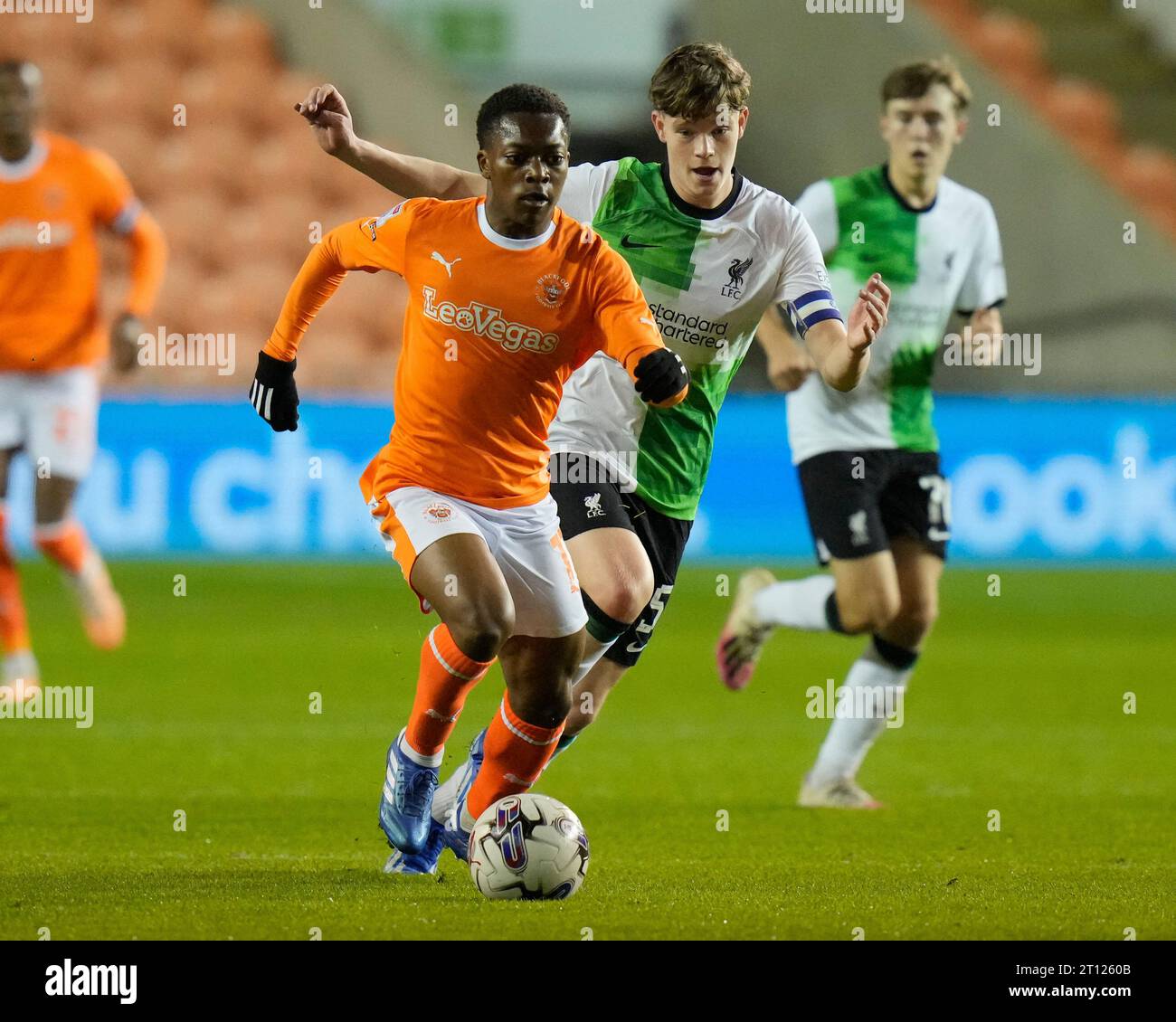 Karamoko Dembele n. 11 di Blackpool fa una pausa durante l'EFL Trophy Match Blackpool vs Liverpool U21 a Bloomfield Road, Blackpool, Regno Unito, 10 ottobre 2023 (foto di Steve Flynn/News Images) Foto Stock