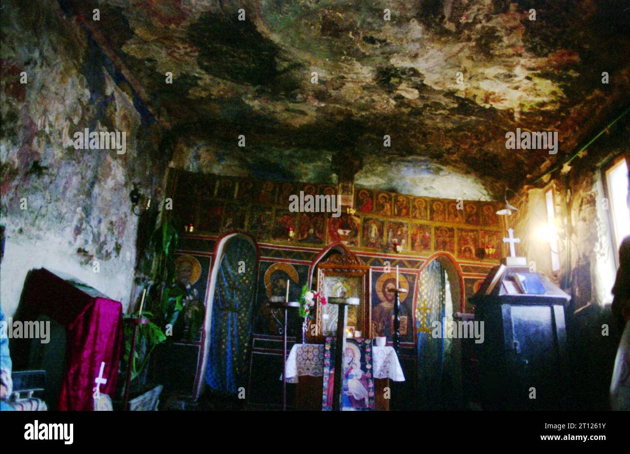 Contea di Arges, Romania, 1999. Interno del monastero rupestriano Cetatuia Negru-Voda. Foto Stock