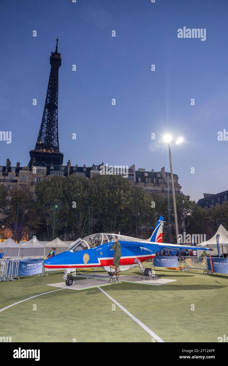 C) Denis TRASFI / MAXPPP - à Paris le 06-10-2023 VREDESTEIN les 20km de Paris - Alphajet de la patrouille de France devant la Tour Eiffel de nuit Foto Stock