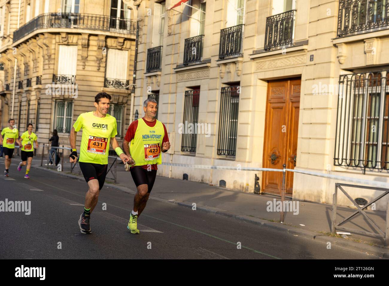 (C) Denis TRASFI / MAXPPP - à Paris le 06-10-2023 VREDESTEIN les 20km de Paris - corso handicapé (aveugle) Foto Stock