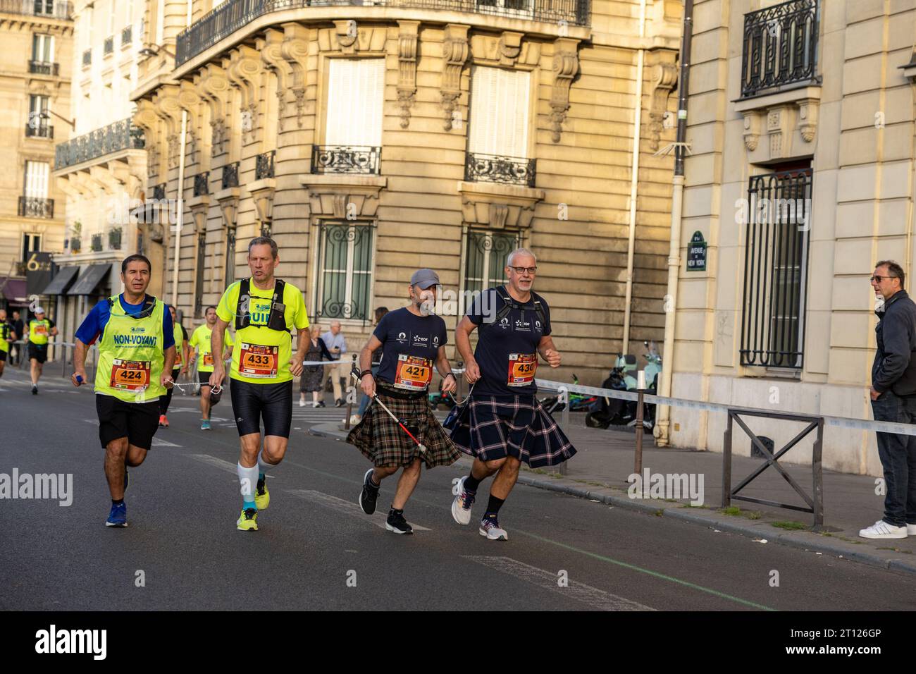 (C) Denis TRASFI / MAXPPP - à Paris le 06-10-2023 VREDESTEIN les 20km de Paris - corso handicapé (aveugle) Foto Stock