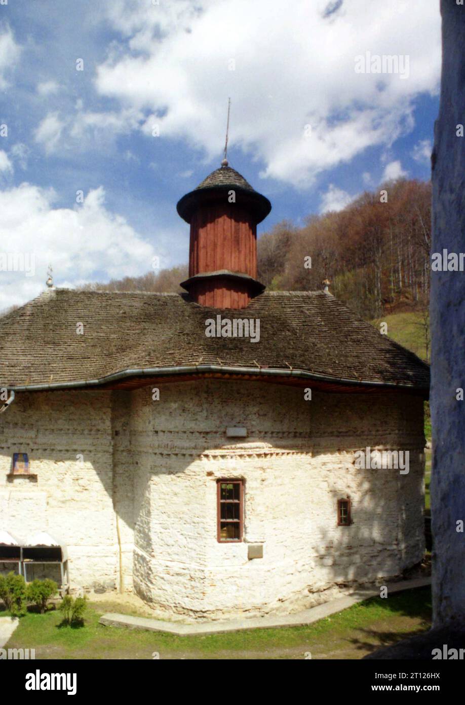 Contea di Arges, Romania, 1999. Vista esterna del Monastero di Robaia, un monumento storico del XIV secolo. Foto Stock