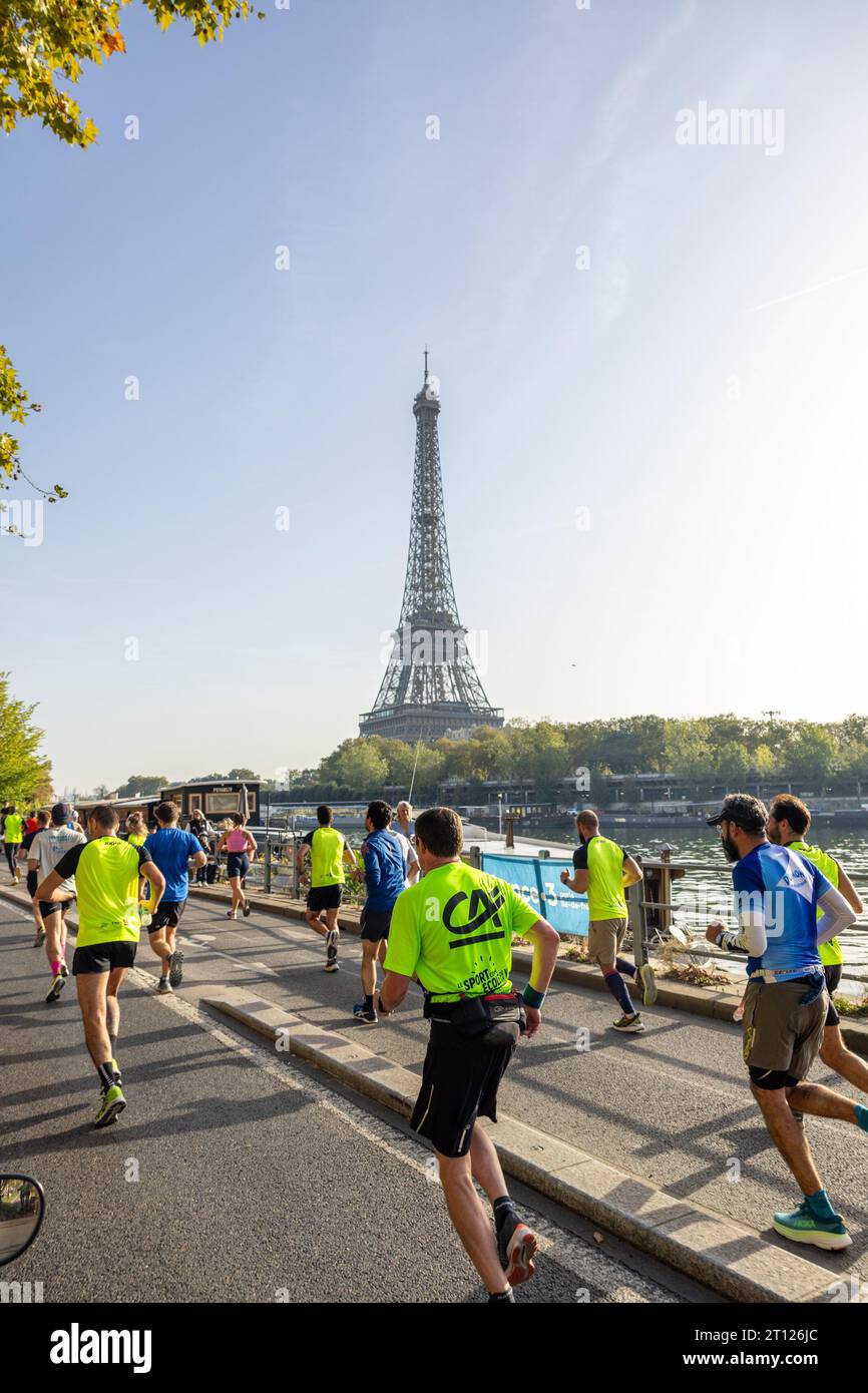 (C) Denis TRASFI / MAXPPP - à Paris le 06-10-2023 VREDESTEIN les 20km de Paris - Coureurs sur les quais de Seine avec la tour Eiffel Foto Stock