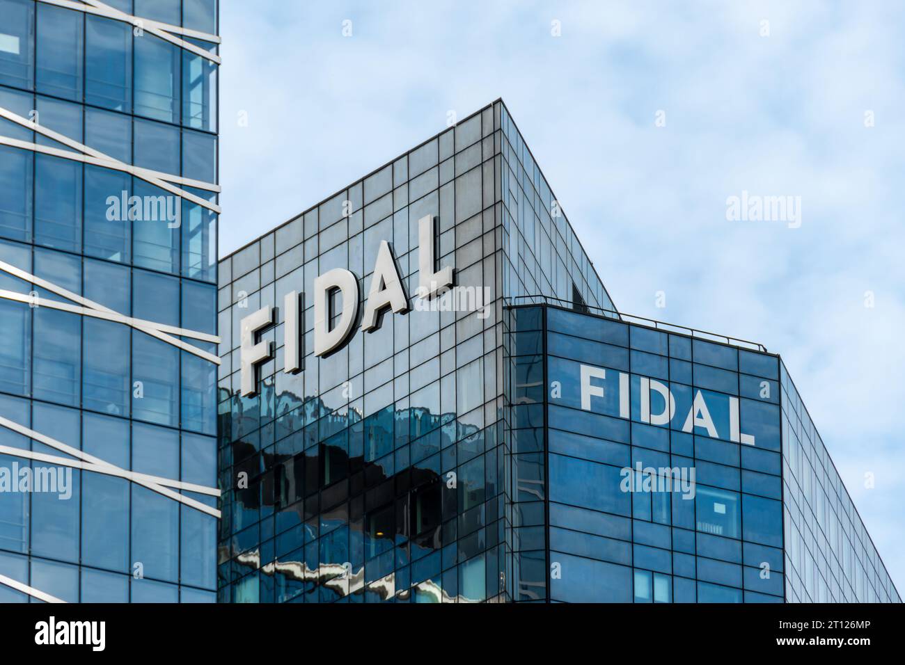 Vista esterna della sede centrale di Fidal nel quartiere degli affari Paris la Défense. FIDAL è uno studio legale francese specializzato in diritto commerciale Foto Stock