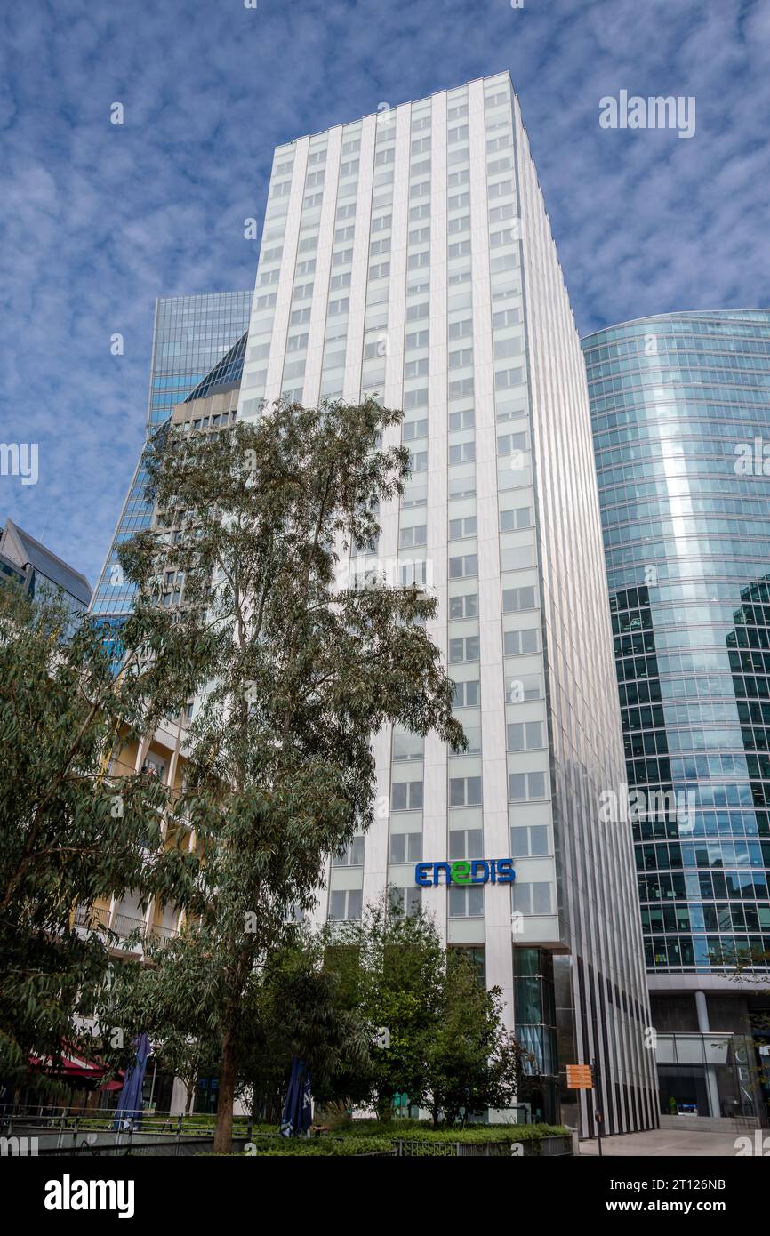 Vista esterna della torre Enedis a Parigi la Défense. Enedis è una società di servizio pubblico che gestisce la rete francese di distribuzione dell'elettricità Foto Stock