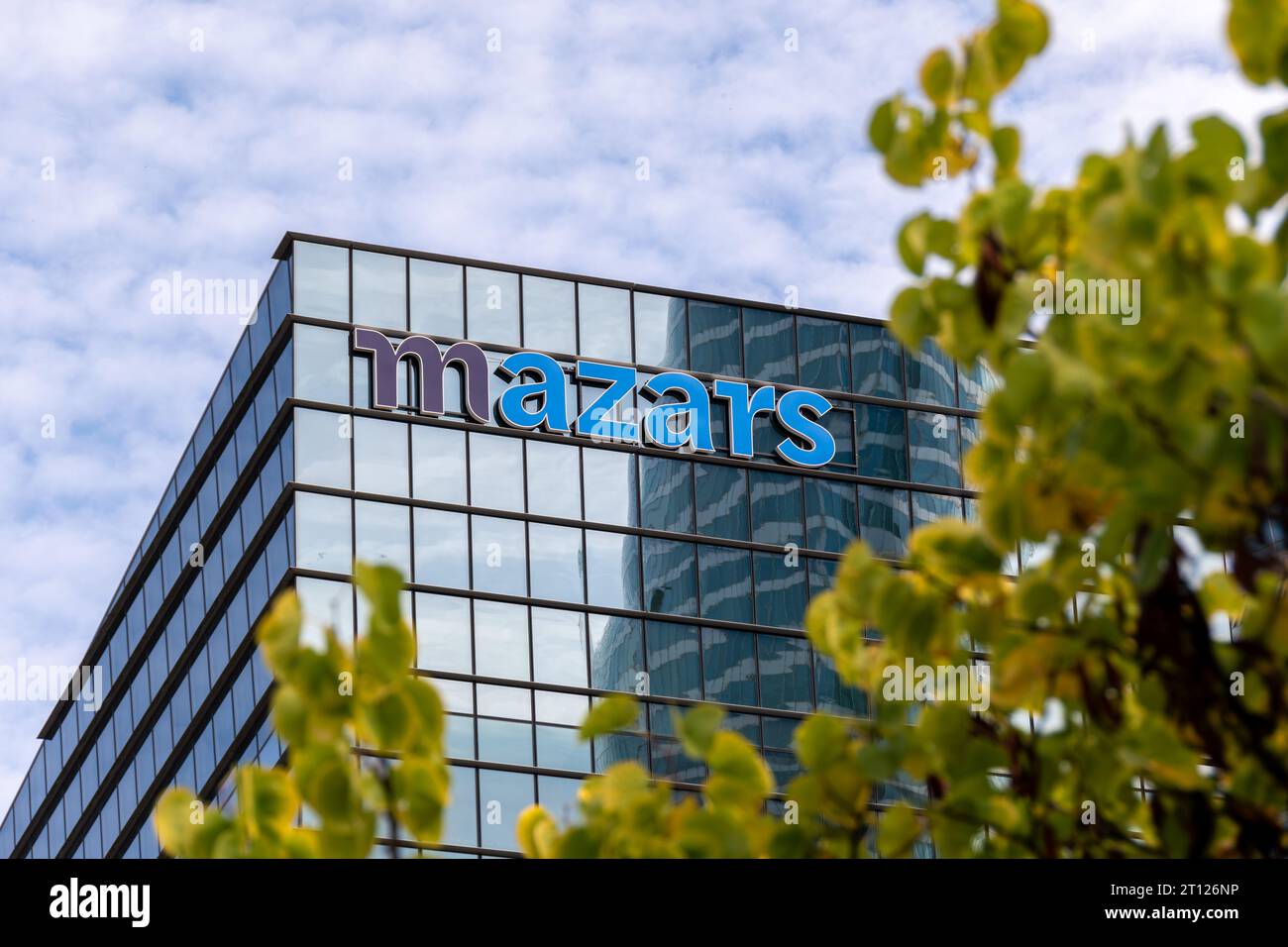 Mazars nel quartiere degli affari di Parigi la Defense. Mazars è una società internazionale di revisione, contabilità e consulenza aziendale Foto Stock