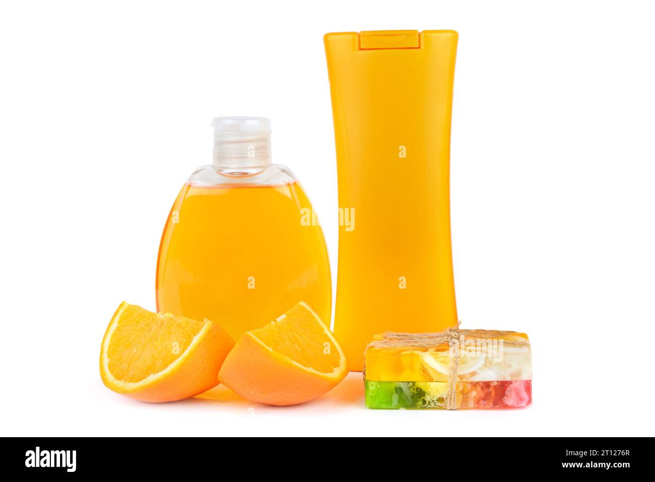 Prodotti cosmetici naturali arancio: Gel, lozione, siero e sapone fatto a mano. Fiale isolate su sfondo bianco. Cura della pelle del viso e del corpo. Foto Stock